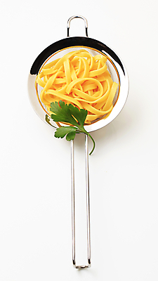 포토 JPG 해외이미지 음식 주방용품 파스타 요리 사람없음 금속 면 머리위 삶기 스테인레스 페투치네 해외202004 해외202105 해외포토 생활용품 재질 서양음식 파스타면 파일형식