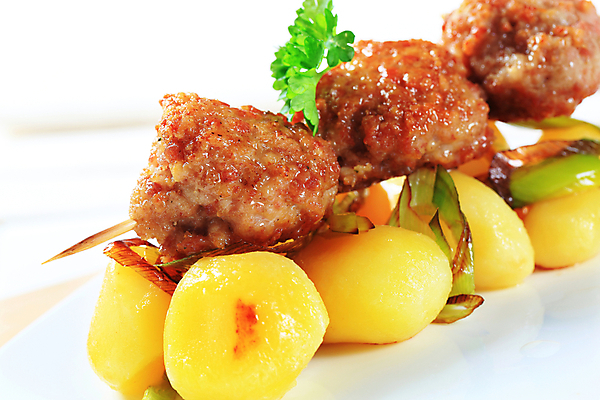 포토 JPG 해외이미지 감자 실내 파슬리 근접촬영 사람없음 미트볼 흰배경 꼬치요리 해외202004 해외202105 해외포토 음식 뷰포인트 백그라운드 채소 요리 내부 흰색 꼬치 파일형식