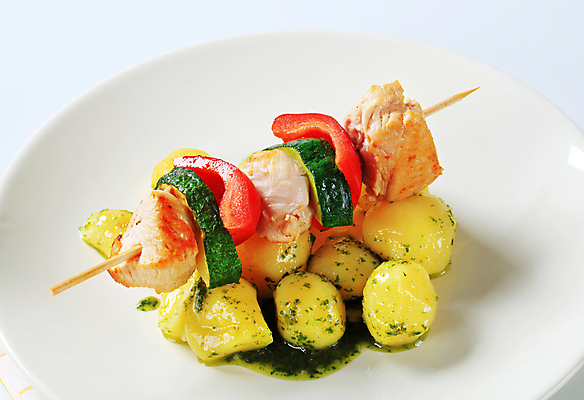 포토 JPG 해외이미지 스튜디오촬영 음식 채소 고추 감자 육류 사람없음 꼬치 그릴 바비큐 굽기 허브 후추 칠면조 케밥 주키니 주키니호박 페스토 해외202004 해외202105 해외포토 식물 식재료 조류 주방용품 실내 소스_음식 구이 향신료 파일형식