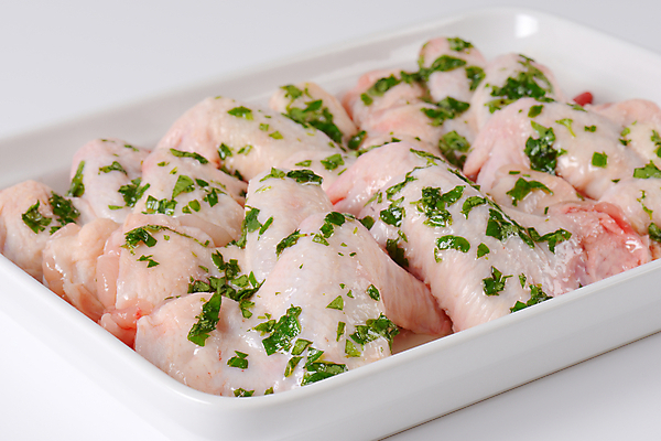 포토 JPG 해외이미지 스튜디오촬영 그릇 실내 생고기 사람없음 닭고기 신선 흰배경 날것 닭날개 생닭 음식준비 파슬리가루 해외202004 해외202105 해외포토 식기 백그라운드 육류 내부 흰색 닭 가루 준비 파일형식