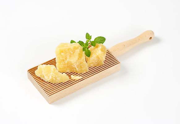 포토 JPG 해외이미지 스튜디오촬영 전통 음식 조각 잎 치즈 도마 사람없음 목재 초록색 노란색 이탈리아 기구 나뭇가지 신선 허브 향신료 흰배경 오레가노 해외202004 해외202105 해외포토 나무 식물 유럽 컬러 백그라운드 재료 주방용품 유제품 실내 흰색 향미료 파일형식