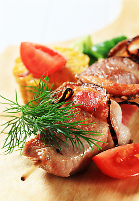 포토 JPG 해외이미지 음식 조각 토마토 도마 육류 돼지고기 요리 사람없음 목재 막대기 꼬치 그릴 바비큐 굽기 큐브 묘사 베이컨 케밥 딜 해외202004 해외202105 해외포토 나무 채소 식재료 재료 주방용품 구이 파일형식