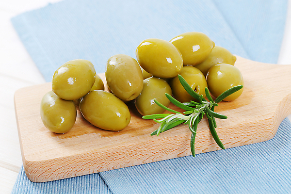 포토 JPG 해외이미지 스튜디오촬영 실내 사람없음 식탁보 올리브 로즈메리 나무도마 올리브절임 해외202004 해외202105 해외포토 열매 도마 내부 목재 허브 절임 파일형식