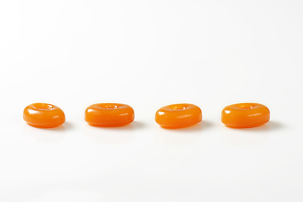 포토 JPG 해외이미지 스튜디오촬영 사탕 사람없음 달콤 흰배경 일렬 캐러멜 해외202004 해외202105 해외포토 백그라운드 디저트 실내 흰색 맛 파일형식