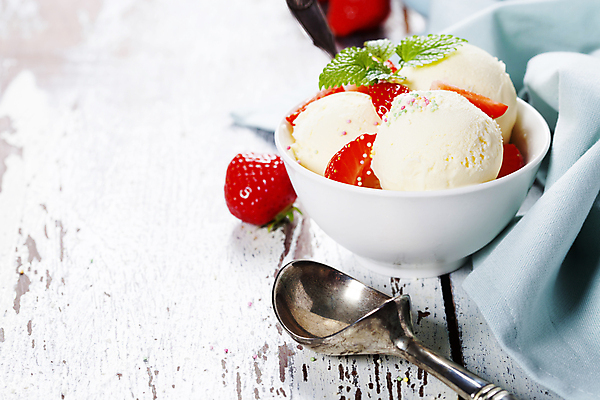 포토 JPG 해외이미지 그릇 딸기 아이스크림 디저트 실내 사람없음 달콤 흰배경 스쿱 해외202004 해외포토 식기 음식 백그라운드 과일 내부 흰색 맛 파일형식