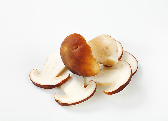 포토 JPG 해외이미지 스튜디오촬영 식재료 단면 실내 사람없음 흰배경 슬라이스 그물버섯 해외202004 해외202105 해외포토 백그라운드 내부 버섯 흰색 파일형식