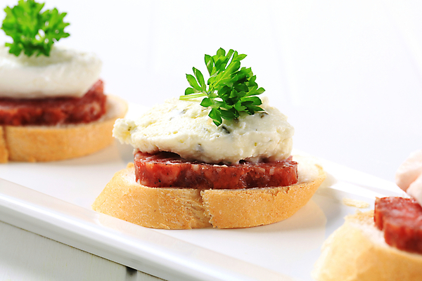 포토 JPG 해외이미지 접시 음식 빵 조각 사람없음 펼침 흰색 소시지 매움 롤 직사각형 무스 살라미 입가심 크림치즈 타파스 해외202004 해외202105 해외포토 도형 식기 컬러 모션 치즈 가공식품 맛 애피타이저 파일형식