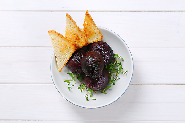 포토 JPG 해외이미지 스튜디오촬영 음식 빵 조각 채소 부분 건강 사람없음 흰색 신선 사발 기름 굽기 허브 유기농 머리위 백리향 비트 채식주의자 핸드메이드 해외202004 해외202105 해외포토 식물 웰빙 컬러 실내 사기그릇 구이 채식 파일형식