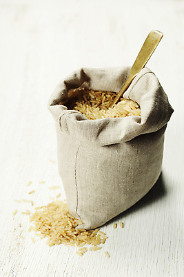 포토 JPG 해외이미지 실내 사람없음 숟가락 흰배경 담기 자루 현미 해외202004 해외포토 백그라운드 모션 곡류 수저 내부 흰색 파일형식