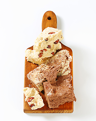 포토 JPG 해외이미지 스튜디오촬영 디저트 사탕 사람없음 과자 달콤 나무도마 해외202004 해외202105 해외포토 음식 도마 실내 목재 맛 파일형식