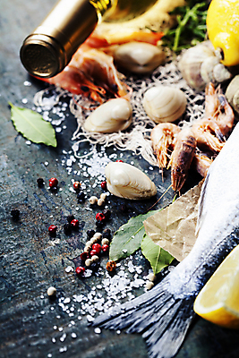 포토 JPG 해외이미지 조개 새우 실내 어류 사람없음 와인 그물 레몬 해산물 소금 후추 월계수 해외202004 해외포토 과일 어패류 주류 갑각류 내부 수중동물 향신료 파일형식