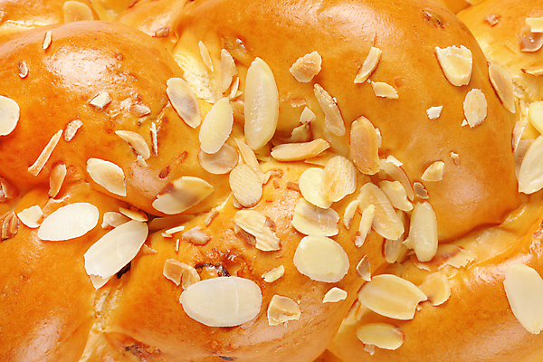 포토 JPG 해외이미지 음식 빵 사람없음 신선 구부린 굽기 묘사 머리위 아몬드 덩어리 엮은 이스트 핸드메이드 해외202004 해외202105 해외포토 모션 견과류 구이 파일형식