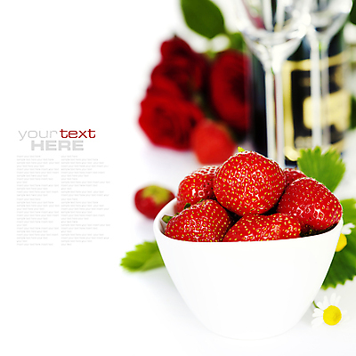 포토 JPG 해외이미지 그릇 와인잔 딸기 실내 타이포그라피 사람없음 장미 와인병 흰배경 담기 카피스페이스 해외202004 해외포토 문자 식기 꽃 백그라운드 술잔 과일 모션 병_용기 내부 와인 공백 흰색 파일형식