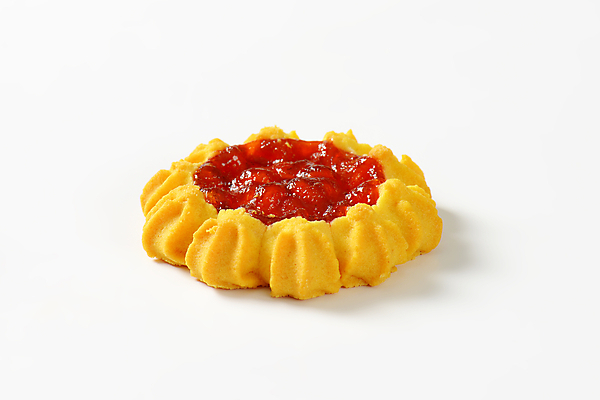 포토 JPG 해외이미지 1 음식 디저트 사람없음 빨간색 쿠키 과자 달콤 잼 굽기 가득함 싱글 흰배경 젤리 해외202004 해외202105 해외포토 컬러 백그라운드 흰색 소스_음식 맛 구이 파일형식