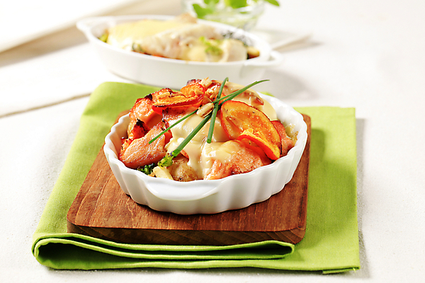 포토 JPG 해외이미지 접시 음식 치즈 감자 도마 건강 어류 사람없음 식사 저녁식사 흰색 도자기 준비 연어 점심식사 백자 캐서롤 해외202004 해외202105 해외포토 식기 컬러 채소 주방용품 유제품 수중동물 용기_그릇 파일형식