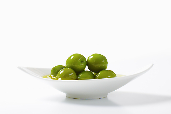 포토 JPG 해외이미지 스튜디오촬영 접시 실내 사람없음 흰배경 올리브 담기 올리브절임 해외202004 해외202105 해외포토 식기 열매 백그라운드 모션 내부 흰색 절임 파일형식