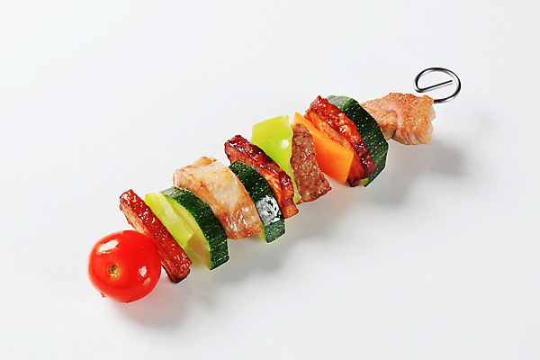 포토 JPG 해외이미지 방울토마토 양파 실내 돼지고기 사람없음 한개 흰배경 꼬치요리 주키니 해외202004 해외202105 해외포토 1 백그라운드 토마토 채소 육류 요리 내부 흰색 꼬치 파일형식