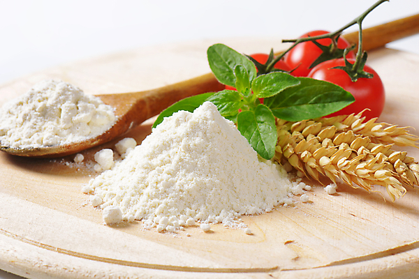 포토 JPG 해외이미지 스튜디오촬영 식재료 방울토마토 실내 사람없음 밀 밀가루 바질 나무숟가락 나무도마 해외202004 해외202105 해외포토 토마토 곡류 도마 내부 목재 숟가락 가루 파일형식