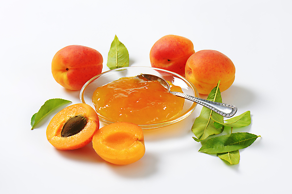 포토 JPG 해외이미지 스튜디오촬영 단면 실내 사람없음 숟가락 흰배경 유리그릇 과일잼 살구 살구잼 해외202004 해외202105 해외포토 그릇 백그라운드 과일 유리 수저 내부 흰색 잼 파일형식