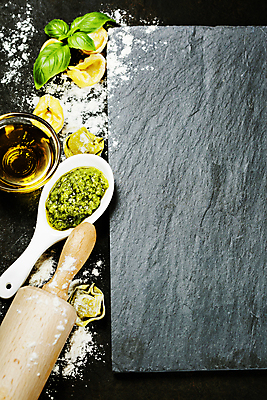 포토 JPG 해외이미지 식재료 검은배경 실내 사람없음 숟가락 올리브오일 준비 밀가루 바질 돌판 반죽밀대 페스토 토르텔리니 해외202004 해외포토 백그라운드 파스타 수저 내부 검은색 돌_바위 소스_음식 기름_음식 가루 밀대 파일형식