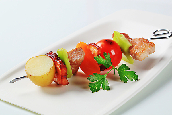 포토 JPG 해외이미지 접시 방울토마토 양파 감자 파프리카 실내 돼지고기 사람없음 흰배경 꼬치요리 해외202004 해외202105 해외포토 식기 백그라운드 토마토 채소 육류 요리 내부 흰색 꼬치 파일형식