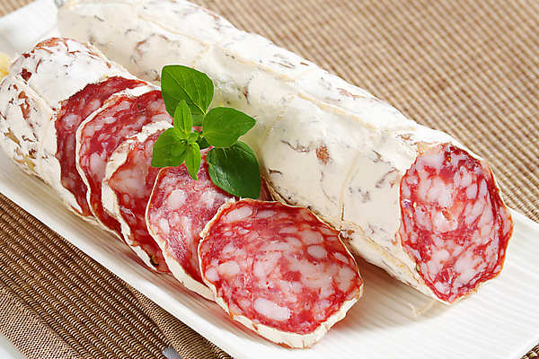 포토 JPG 해외이미지 스튜디오촬영 접시 음식 건조 육류 돼지고기 사람없음 흰색 소시지 횡단보도 애피타이저 상품 자르기 매움 슬라이스 발효 살라미 초리조 치유 편육 해외202004 해외202105 해외포토 식기 컬러 식재료 모션 실내 가공식품 보행로 맛 파일형식