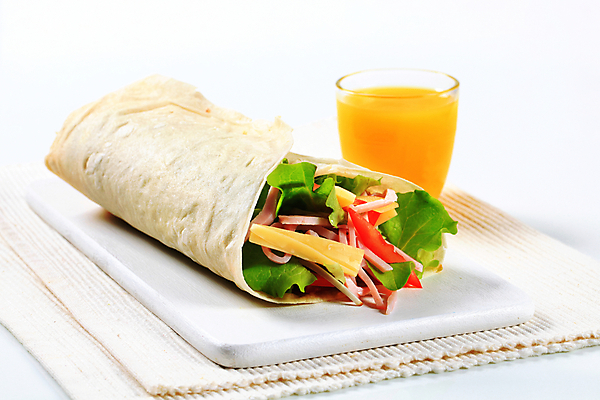 포토 JPG 해외이미지 스튜디오촬영 음료 음식 채소 유리 고추 치즈 도마 샌드위치 옥수수 사람없음 주스 덮개 오렌지주스 상추 햄 심플 브런치 레시피 점심식사 해외202004 해외202105 해외포토 재질 주방용품 유제품 곡류 실내 육류 식사 뚜껑 과일주스 파일형식