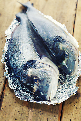 포토 JPG 해외이미지 실내 어류 사람없음 은박지 해산물 나무탁자 황새치 해외202004 해외포토 탁자 내부 수중동물 파일형식 새치