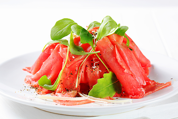 포토 JPG 해외이미지 접시 음식 조각 육류 사람없음 소고기 추위 로켓 신선 애피타이저 날것 등심 루꼴라 송아지고기 얇은 해외202004 해외202105 해외포토 식기 채소 식재료 파일형식