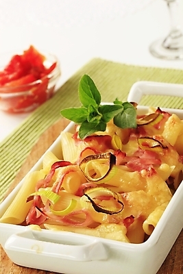 포토 JPG 해외이미지 음식 치즈 도마 파스타 요리 사람없음 초록색 냅킨 햄 부추 직사각형 그라탱 백자 캐서롤 펜네 핸드메이드 해외202004 해외202105 해외포토 도형 컬러 채소 주방용품 유제품 서양음식 육류 도자기 용기_그릇 파일형식