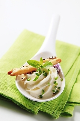 포토 JPG 해외이미지 치즈 사람없음 초록색 숟가락 펼침 소용돌이 도자기 묘사 냅킨 밀짚 쪽파 백자 입가심 크림치즈 해외202004 해외202105 해외포토 컬러 모션 유제품 수저 회오리 짚 파 파일형식