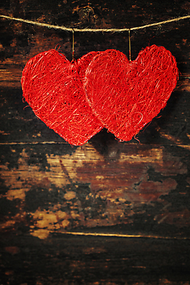 포토 JPG 해외이미지 줄 실내 매달리기 사랑 사람없음 하트 오브젝트 나무바닥 해외202004 해외포토 모양 감정 모션 바닥 내부 파일형식