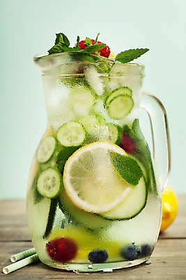포토 JPG 해외이미지 음료 오이 빨대 사람없음 물 민트 파란배경 나무바닥 라임 블랙베리 유리주전자 디톡스 해외202004 해외포토 자연요소 백그라운드 채소 과일 유리 주전자 바닥 건강 파란색 허브 파일형식