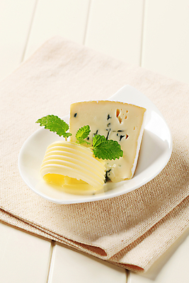 포토 JPG 해외이미지 스튜디오촬영 접시 음식 치즈 유제품 사람없음 흰색 부드러움 버터 곰팡이 블루치즈 해외202004 해외202105 해외포토 식기 컬러 실내 감각 파일형식