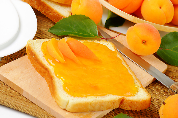 포토 JPG 해외이미지 스튜디오촬영 실내 사람없음 식빵 과일잼 나무도마 살구 살구잼 해외202004 해외202105 해외포토 빵 과일 도마 내부 목재 잼 파일형식