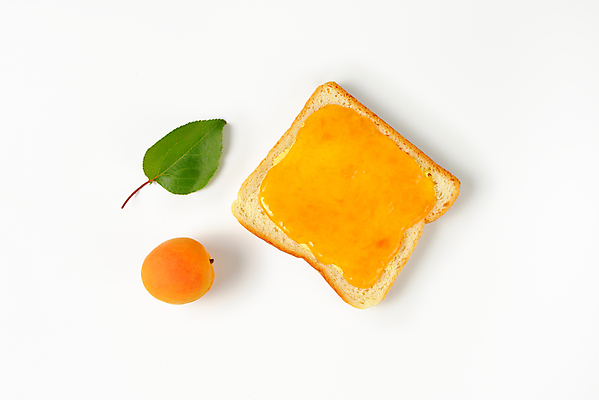 포토 JPG 해외이미지 스튜디오촬영 실내 사람없음 하이앵글 식빵 흰배경 과일잼 살구 살구잼 해외202004 해외202105 해외포토 빵 뷰포인트 백그라운드 과일 내부 흰색 잼 파일형식