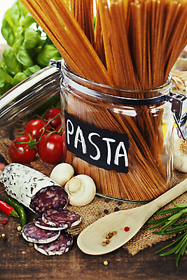 포토 JPG 해외이미지 방울토마토 유리병 실내 사람없음 담기 나무바닥 슬라이스 양송이 바질 로즈메리 나무숟가락 살라미 파스타면 해외202004 해외포토 토마토 모션 병_용기 바닥 파스타 내부 숟가락 버섯 면류 허브 파일형식