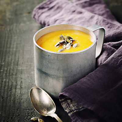 포토 JPG 해외이미지 스튜디오촬영 검은배경 실내 사람없음 아웃포커스 숟가락 머그컵 나무바닥 단호박수프 호박씨 해외202004 해외포토 백그라운드 바닥 촬영기법 수저 씨앗 내부 컵 검은색 수프 파일형식