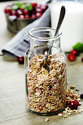 포토 JPG 해외이미지 유리병 곡류 실내 근접촬영 사람없음 아웃포커스 숟가락 냄비 시리얼 천 꽂음 요거트 나무탁자 크랜베리 그래놀라 해외202004 해외포토 열매 음식 뷰포인트 탁자 병_용기 유제품 촬영기법 수저 내부 직물 솥 파일형식