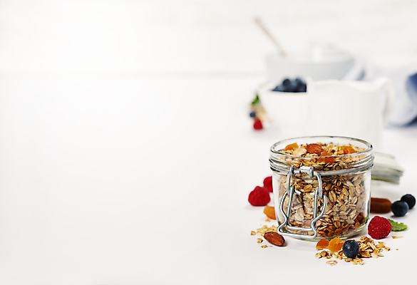 포토 JPG 해외이미지 그릇 유리병 곡류 실내 사람없음 아웃포커스 컵 시리얼 흰배경 블루베리 산딸기 요거트 크랜베리 카피스페이스 그래놀라 해외202004 해외포토 식기 열매 음식 백그라운드 과일 병_용기 유제품 촬영기법 내부 공백 흰색 파일형식