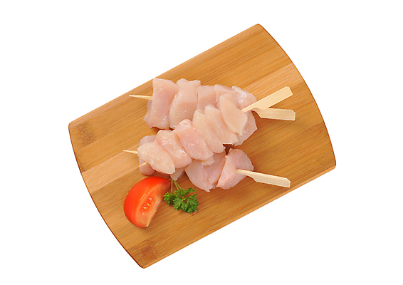 포토 JPG 해외이미지 토마토 실내 생고기 사람없음 닭고기 흰배경 꼬치요리 나무도마 닭꼬치 해외202004 해외202105 해외포토 백그라운드 채소 도마 육류 요리 내부 목재 흰색 꼬치 파일형식
