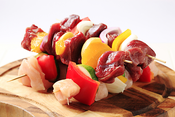 포토 JPG 해외이미지 파프리카 실내 생고기 사람없음 닭고기 소고기 흰배경 꼬치요리 나무도마 닭꼬치 주키니 해외202004 해외202105 해외포토 백그라운드 채소 도마 육류 요리 내부 목재 흰색 꼬치 파일형식