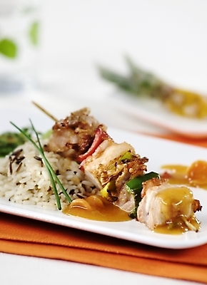 포토 JPG 해외이미지 접시 채소 밥 실내 육류 사람없음 아웃포커스 식탁보 소스 꼬치요리 해외202004 해외202105 해외포토 식기 음식 식재료 촬영기법 요리 내부 양념 꼬치 파일형식