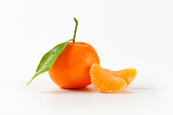 포토 JPG 해외이미지 조각 잎 귤 사람없음 신선 흰배경 해외202004 해외202105 해외포토 식물 백그라운드 과일 흰색 파일형식