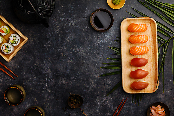 포토 JPG 해외이미지 스튜디오촬영 잎 젓가락 실내 사람없음 초밥 차 찻주전자 고추냉이 참치 간장 연어초밥 캘리포니아롤 일본음식 해외202004 해외포토 식물 음료 음식 주전자 수저 어류 내부 양념 연어 파일형식