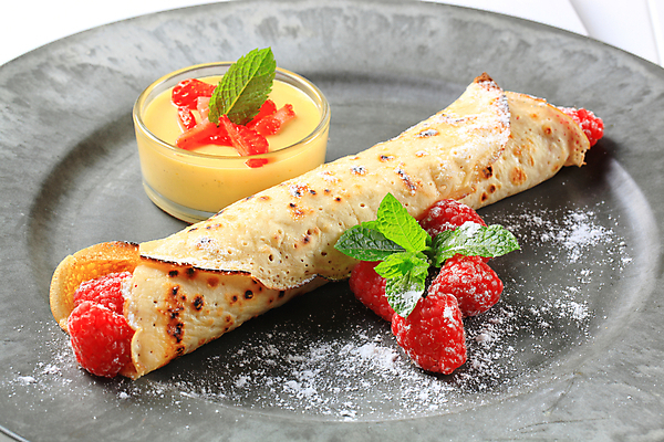 포토 JPG 해외이미지 그릇 접시 실내 사람없음 달콤 흰배경 산딸기 슈가파우더 커스터드 크레이프 해외202004 해외202105 해외포토 식기 백그라운드 과일 디저트 내부 흰색 맛 크림 파일형식