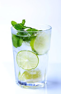 포토 JPG 해외이미지 음료 조각 잎 유리 귤 사람없음 물 얼음 추위 알코올 신선 칵테일 민트 라임 양주 쿠바 모히토 소다 해외202004 해외202105 해외포토 자연요소 식물 과일 재질 주류 중앙아메리카 허브 파일형식