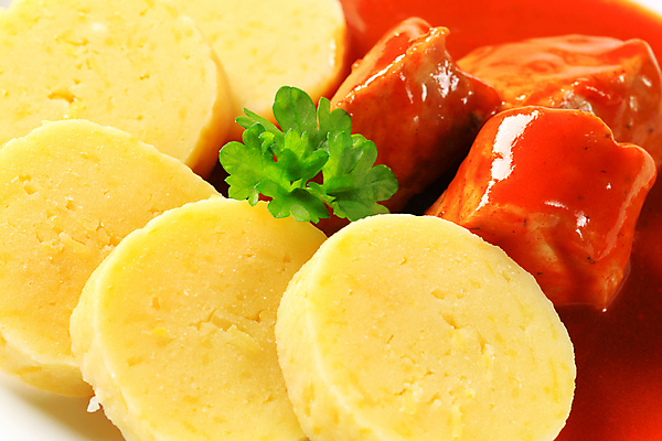 포토 JPG 해외이미지 접시 음식 조각 감자 육류 돼지고기 요리 사람없음 식사 저녁식사 묘사 슬라이스 토마토소스 점심식사 경단 메인요리 해외202004 해외202105 해외포토 식기 채소 식재료 소스_음식 파일형식