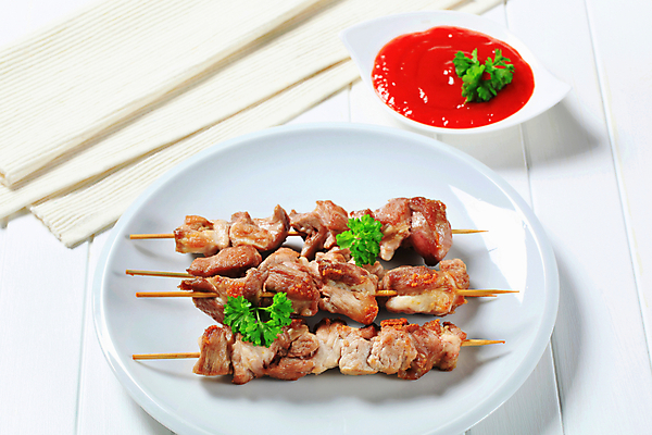 포토 JPG 해외이미지 접시 실내 파슬리 돼지고기 사람없음 식탁보 케첩 흰배경 꼬치요리 해외202004 해외202105 해외포토 식기 백그라운드 채소 육류 요리 내부 흰색 소스_음식 꼬치 파일형식