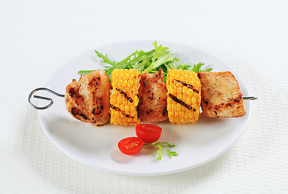 포토 JPG 해외이미지 접시 방울토마토 실내 사람없음 닭고기 흰배경 구운옥수수 꼬치요리 닭꼬치 루꼴라 옥수수구이 해외202004 해외202105 해외포토 식기 백그라운드 토마토 채소 육류 옥수수 요리 내부 흰색 꼬치 구이 파일형식